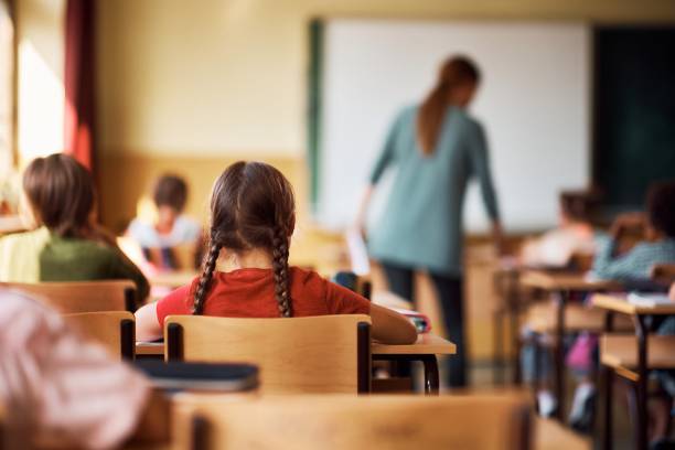 professionnel de garde d'enfant à la sortie d'école