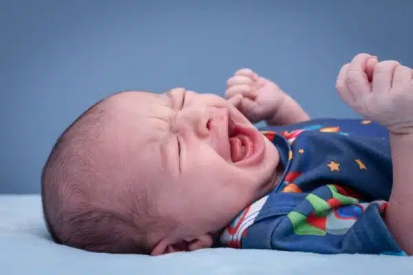 Décrypter les pleurs de bébé : comprendre et agir