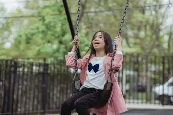 Les bienfaits du jeu dans le développement de l’enfant : Épanouissement et compétences clés