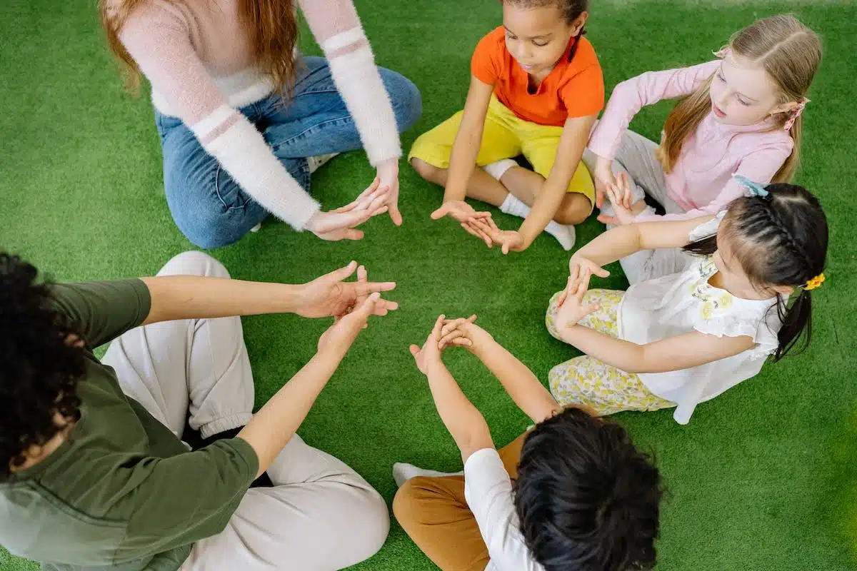 Aborder les événements tragiques avec les enfants : Guide pour aider à comprendre le monde en toute sérénité