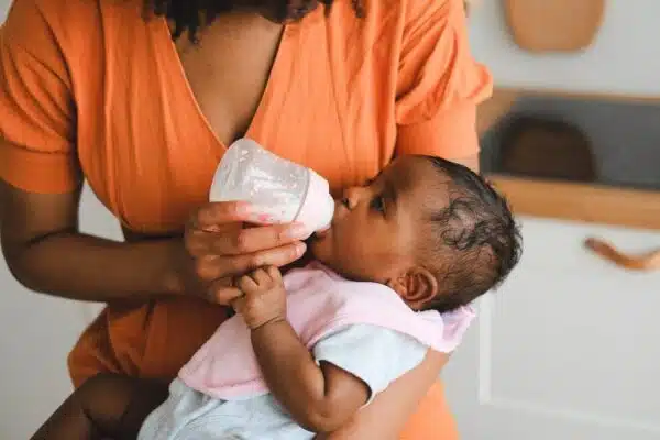 La diversification alimentaire chez bébé : astuces et recommandations pour les premiers repas solides