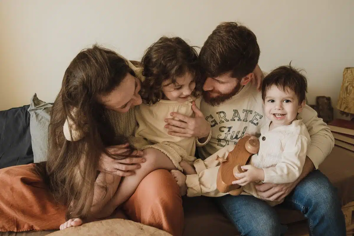 Préserver l’intimité du couple malgré l’arrivée des enfants : Conseils essentiels à suivre
