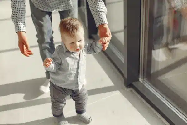 Découvrez les meilleurs conseils et astuces pour accompagner les premiers pas de bébé