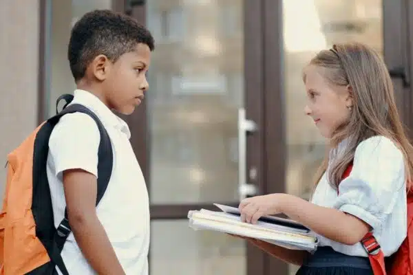 Stimuler le développement du langage chez les tout-petits : conseils et astuces indispensables