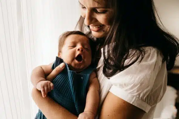 Découvrez les meilleurs moyens de porter votre bébé pour son bien-être