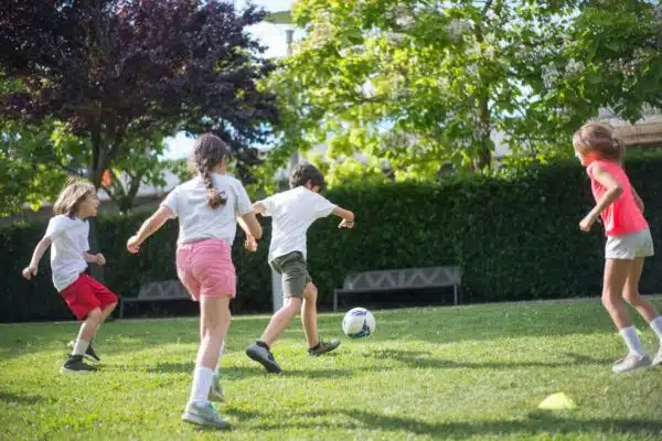 Activités ludiques et éducatives pour favoriser l’éveil sensoriel chez les tout-petits