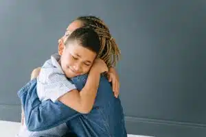 Promouvoir l’Estime de Soi chez les Enfants : Guide Pratique pour les Parents