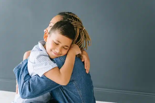 Promouvoir l’Estime de Soi chez les Enfants : Guide Pratique pour les Parents