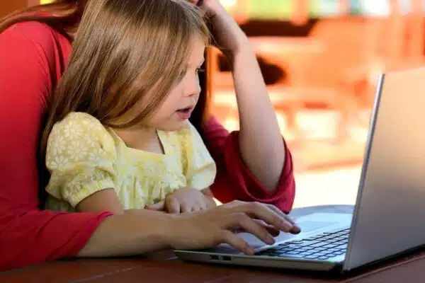 Gérer l’usage des écrans et des nouvelles technologies avec son enfant : les meilleures pratiques à adopter