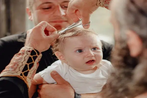 À partir de quel âge peut-on couper les cheveux d’un bébé ?