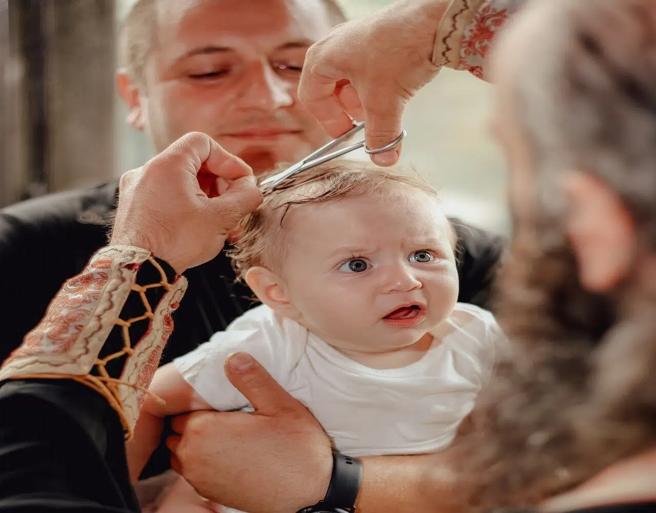 À partir de quel âge peut-on couper les cheveux d’un bébé ?