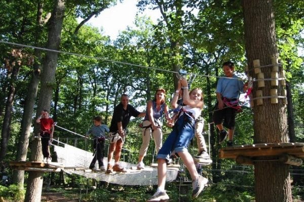 Préparez vos vacances en famille avec le Top 15 des accrobranches près de Lyon