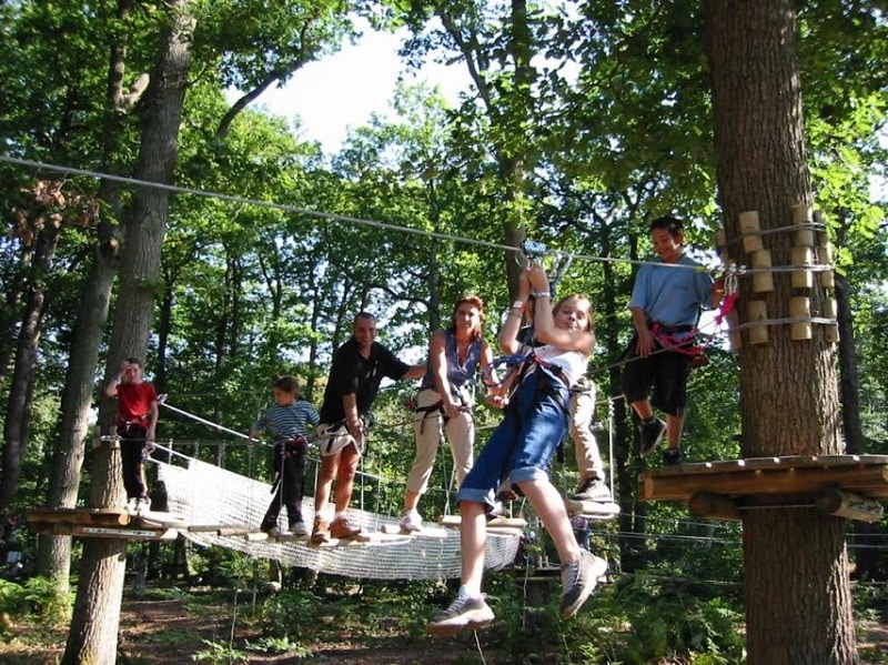 Préparez vos vacances en famille avec le Top 15 des accrobranches près de Lyon