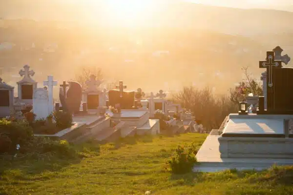 Honorer une proche disparue en choisissant la plaque cimetière