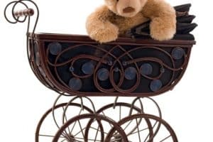 Quel est l’âge idéal pour passer d’une poussette confortable à la position assise ?