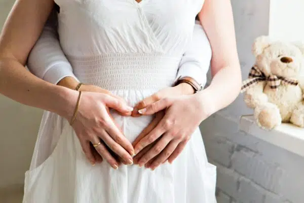 Est-il dangereux de presser l’estomac d’une femme enceinte ?