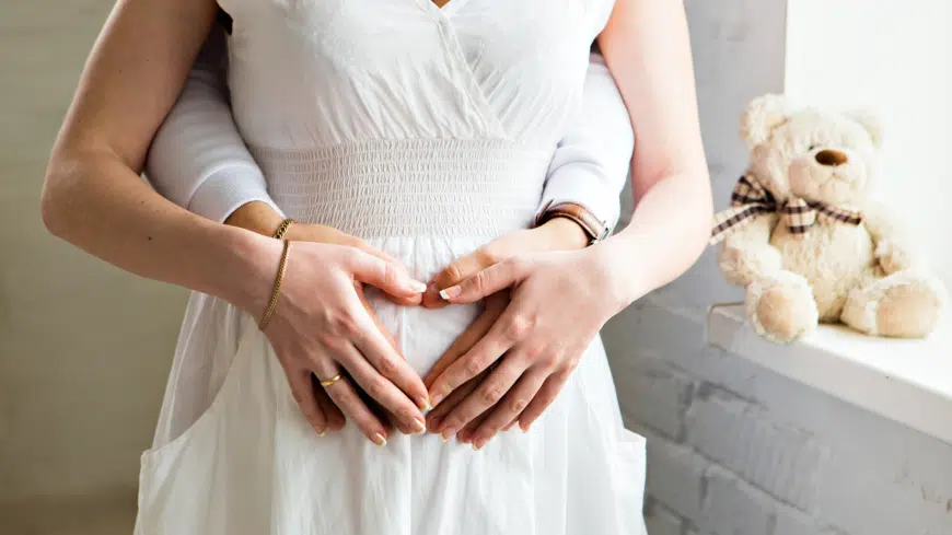 Est-il dangereux de presser l’estomac d’une femme enceinte ?